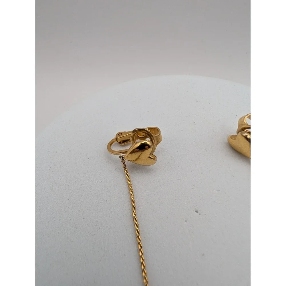 Vintage Trifari Gold Tone Double Heart Dangle Drop Clip On Earrings 3806